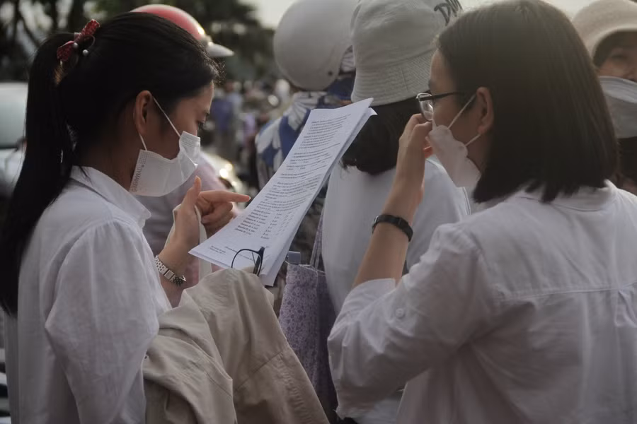 Các thí sinh xem lại đề.