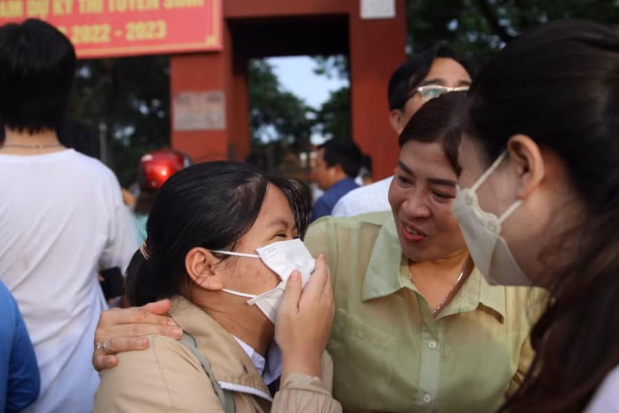 Thí sinh vui vẻ ra về khi hoàn thành tốt kỳ thi.