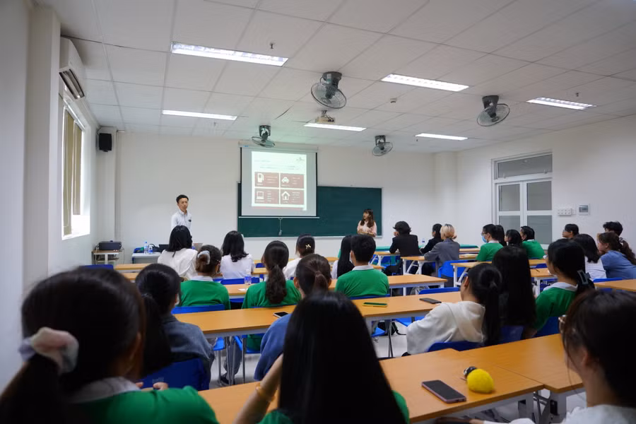 Các ứng viên tham gia phỏng vấn trực tiếp với doanh nghiệp trong khuôn khổ Ngày hội việc làm Nhật Bản 2021