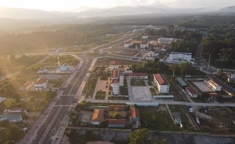 Huyện Ia H’Drai không có bất kì cây ATM nào nên cán bộ, giáo viên… phải vượt hàng chục km để qua huyện Sa Thầy hoặc tỉnh khác rút tiền.