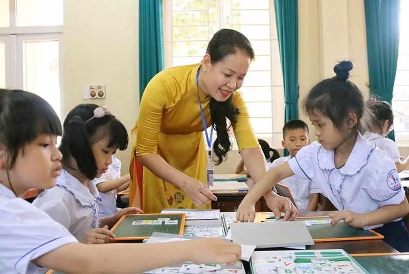 Thầy cô luôn là những tấm gương sáng trong công tác giáo dục và gìn giữ nét đẹp văn hóa dân tộc. Ảnh minh họa