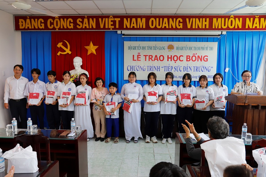 Sinh viên đại học và học sinh THPT nhận học bổng.