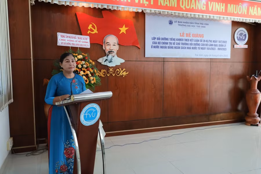 TS Thạch Thị Dân, Phó Hiệu trưởng Trường ĐH Trà Vinh phát biểu tại buổi lễ.