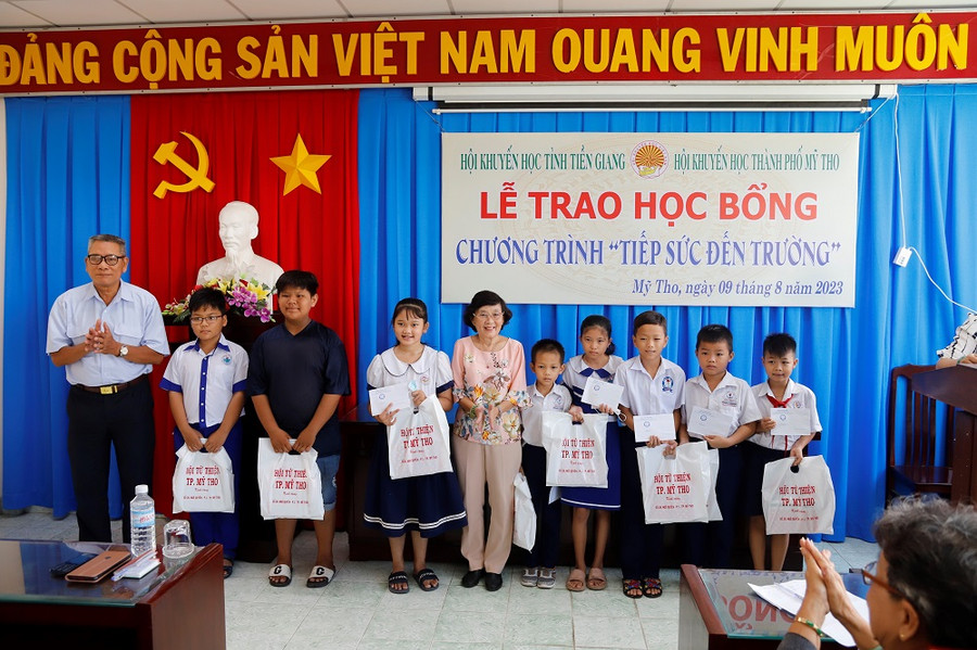 Học sinh Tiểu học nhận học bổng từ chương trình.
