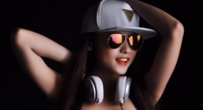 Dung nhan nữ DJ 9x Nha Trang từng trốn nhà đi chơi nhạc
