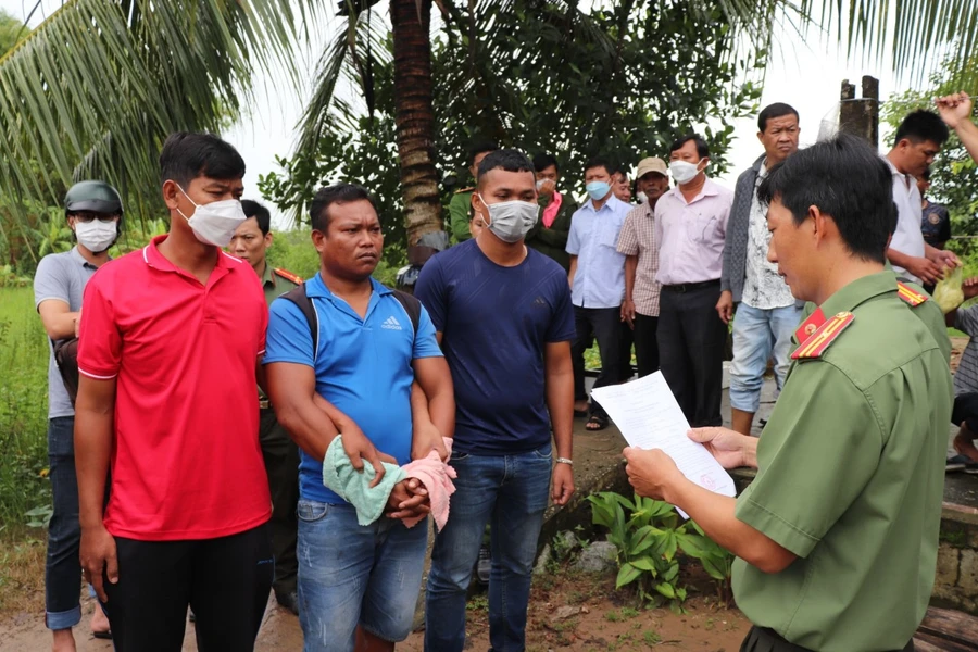 Công an đọc lệnh bắt Danh Minh Quang. (Ảnh: CA)