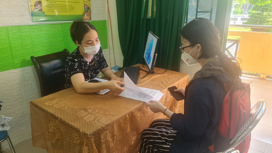 Học sinh Trường THPT Nguyễn Trãi (quận Liên Chiểu, TP Đà Nẵng) được hướng dẫn các thao tác đăng ký dự thi trực tuyến.