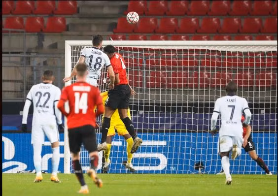 Ngôi sao thất sủng Giroud ghi bàn quyết định ở phút 90+1 giúp Chelsea sớm giành vé đi tiếp.