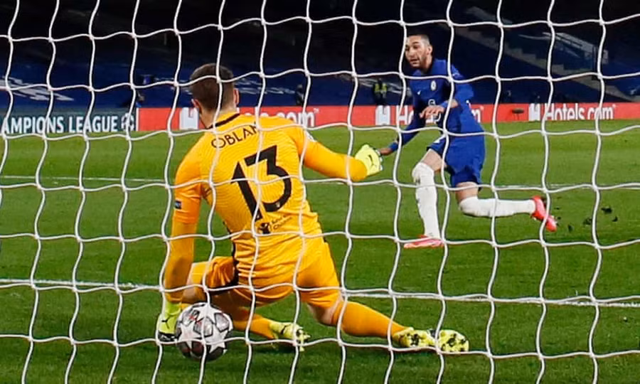 Ziyech hạ gục thủ môn Oblak. (Ảnh: Getty)