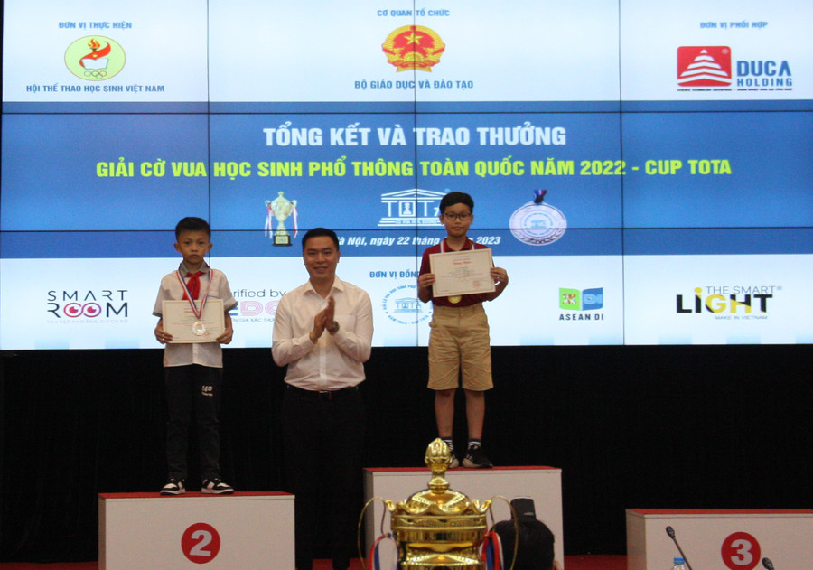 Ban tổ chức trao giải cho lứa tuổi khối 2.