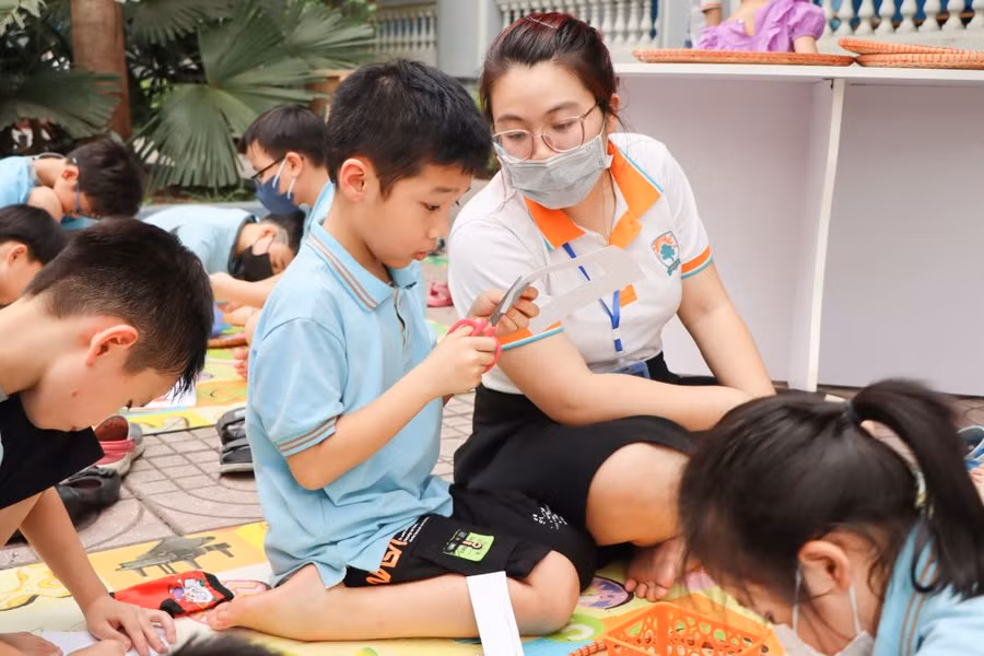 Nhiều hoạt động lý thú trong ngày hội giúp học sinh hào hứng với sách.