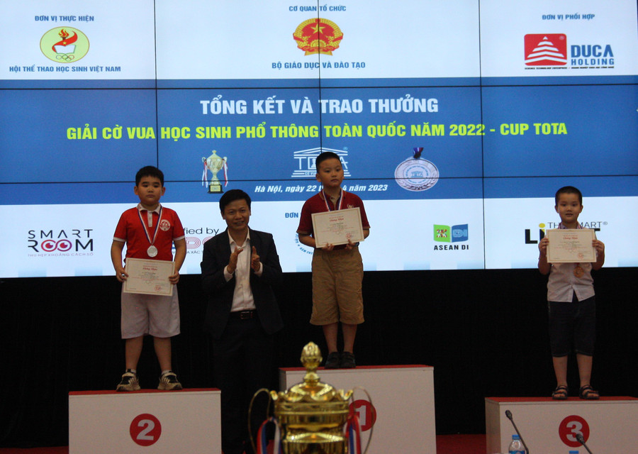 Ông Nguyễn Thanh Đề, Vụ trưởng Vụ Giáo dục Thể chất (Bộ GD&amp;ĐT), Trưởng Ban tổ chức Giải trao giải Nhất, Nhì, Ba cho khối lớp 1.