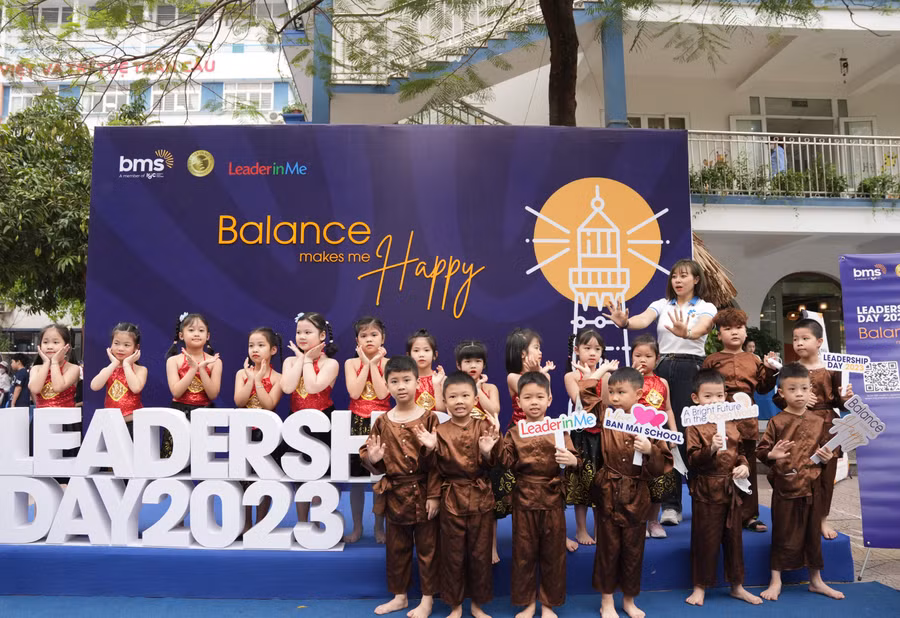 Các em học sinh trong vai trò lãnh đạo góc Âm nhạc cộng đồng.