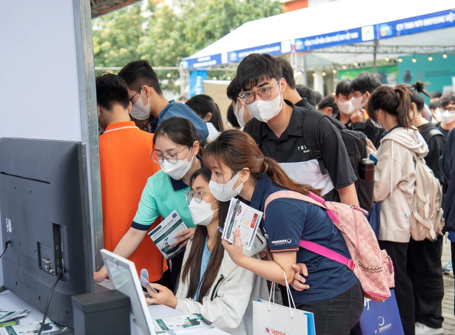 Sinh viên tham gia Phenikaa Career Fair 2023.