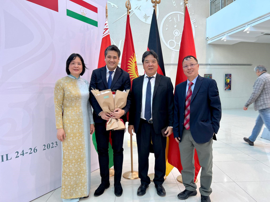 Đại sứ đặc mệnh toàn quyền Việt Nam tại Kazakhstan bà Phạm Thái Như Mai (trái ảnh) tặng hoa cho NSƯT Bùi Công Duy. Đại sứ đặc mệnh toàn quyền Việt Nam tại Kazakhstan bà Phạm Thái Như Mai (trái ảnh) tặng hoa cho NSƯT Bùi Công Duy.