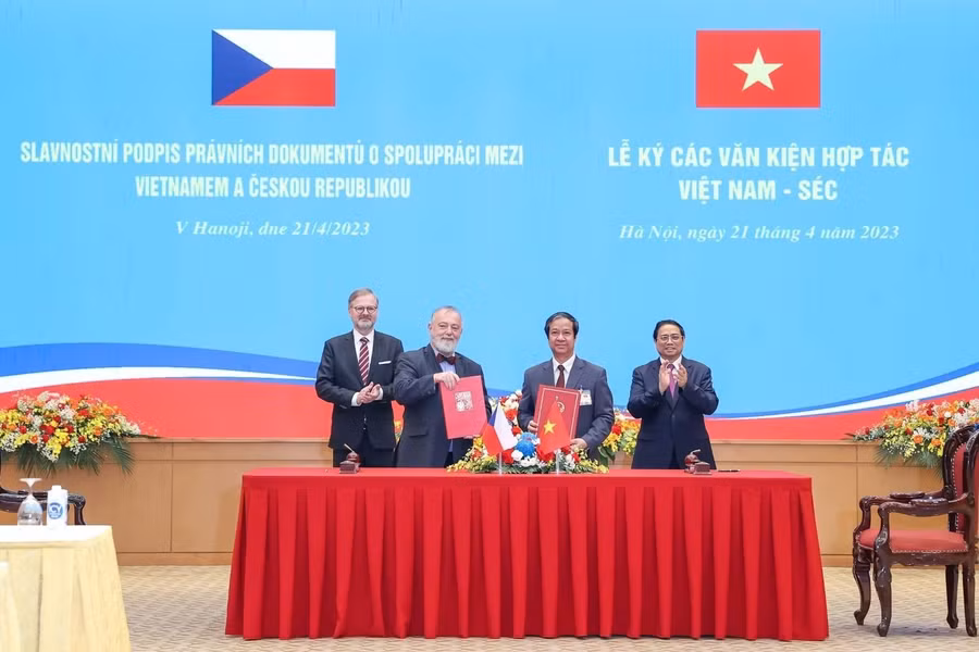 Bộ trưởng Nguyễn Kim Sơn ký Ý định thư về hợp tác trong lĩnh vực giáo dục với Bộ Giáo dục Thanh niên và Thể thao Cộng hòa Séc. Ảnh - Vũ Khuyên 