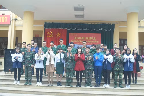 Các cán bộ, chiến sĩ Đại đội C20 cùng tham gia hoạt động ngoại khóa với thầy và trò Trường THPT Xuân Huy