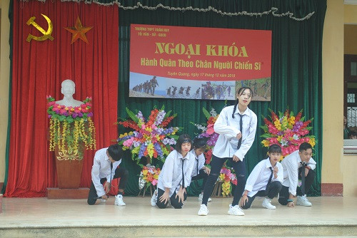 Tiết mục văn nghệ trong buổi hoạt động ngoại khóa