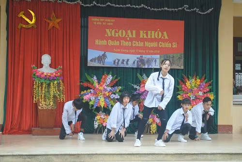 Tiết mục văn nghệ trong buổi hoạt động ngoại khóa Tiết mục văn nghệ trong buổi hoạt động ngoại khóa