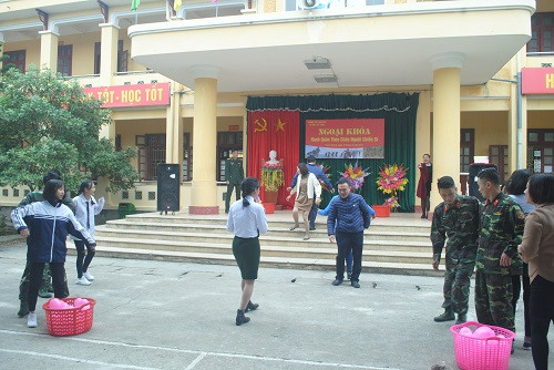 Các thầy cô giáo và học sinh cùng với các cán bộ, chiến sĩ Đại đội C20 chơi trò "Cõng bóng"