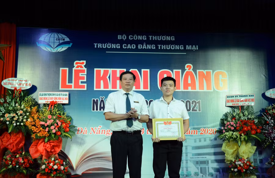 TS Đinh Văn Tuyên – Hiệu trưởng trường CĐ Thương mại tặng thủ khoa đầu vào cho tân sinh viên khóa 14 – Lương Minh Thiện đạt 22,13 điểm.
