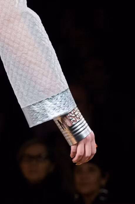 Giay ve sinh + day xich = tui hieu Moschino - Anh 9