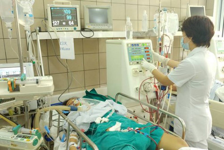 Khởi tố vụ ngộ độc rượu khiến nhiều sinh viên nhập viện - Ảnh 1 Khoi to vu ngo doc ruou khien nhieu sinh vien nhap vien - Anh 1