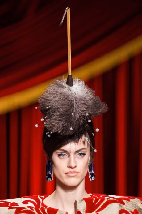 Giay ve sinh + day xich = tui hieu Moschino - Anh 5