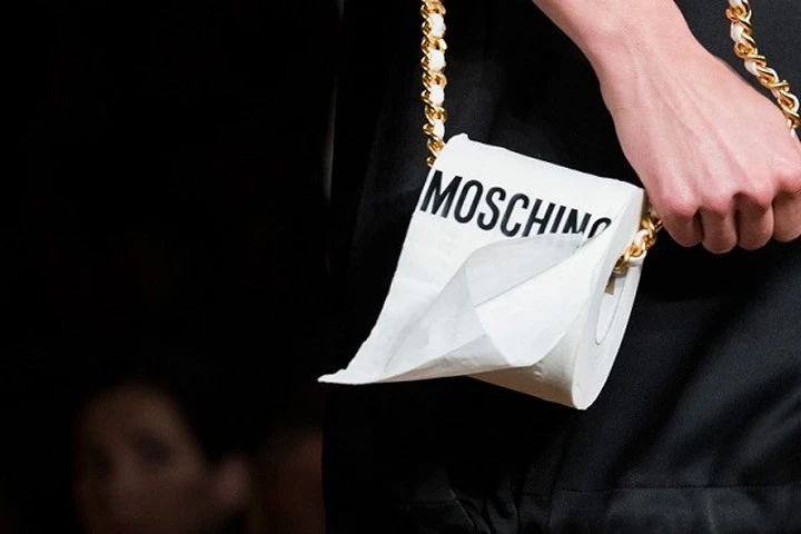 Giấy vệ sinh + dây xích = túi hiệu Moschino