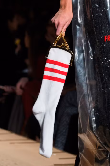 Giay ve sinh + day xich = tui hieu Moschino - Anh 4