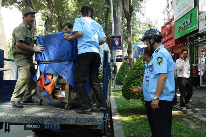 Dân "tố" phường "bán" vỉa hè