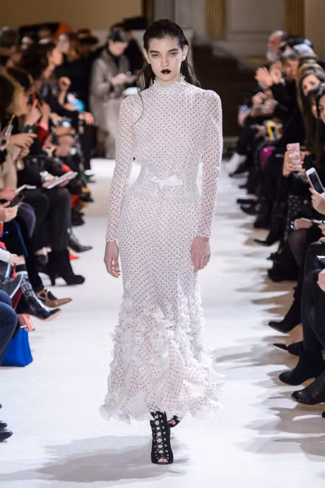 Cam hung vay cuoi lang man tu san dien thoi trang 2017 - Anh 2