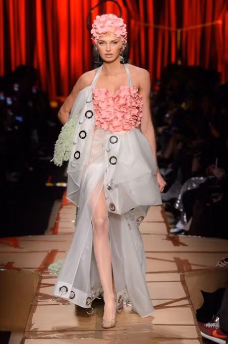 Giay ve sinh + day xich = tui hieu Moschino - Anh 8