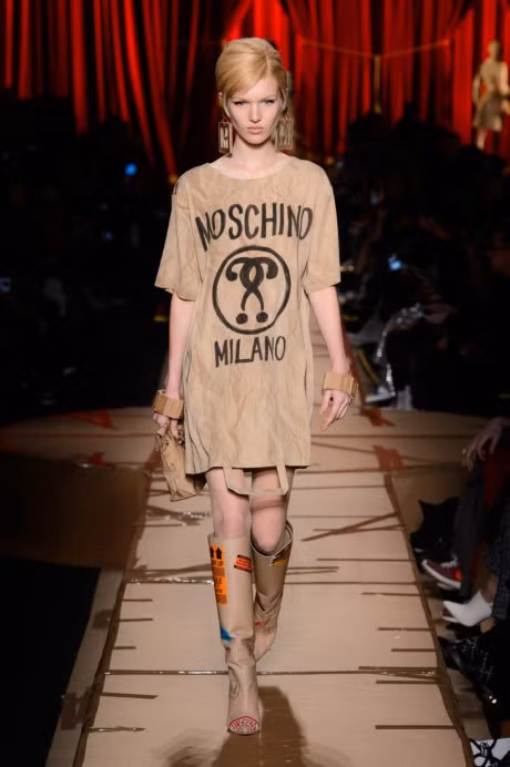 Giay ve sinh + day xich = tui hieu Moschino - Anh 6