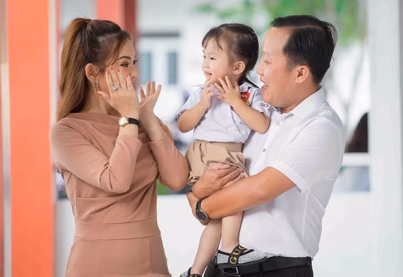 Hãy để cô giúp việc phụ việc nhà, để bạn có thời gian dạy dỗ con cái. Ảnh minh họa.