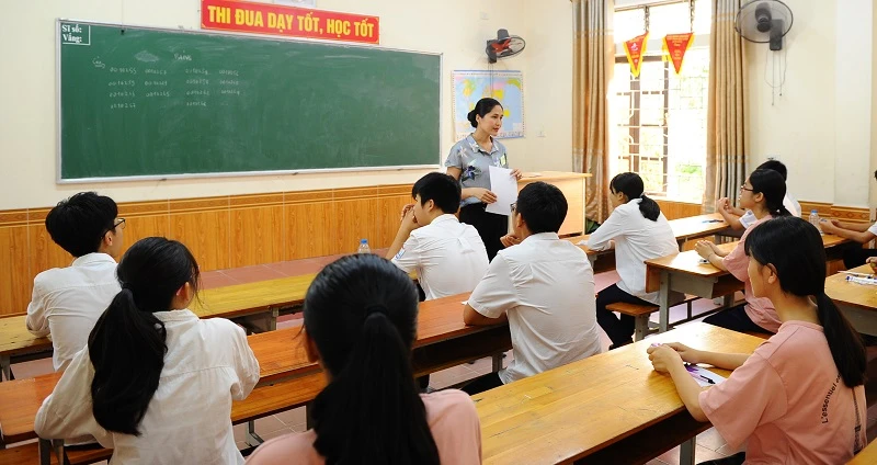 Để chắc chắn cơ hội vào trường công, nhiều thí sinh chọn rút khỏi thành phố, chuyển nguyện vọng 1 sang trường vùng lân cận.