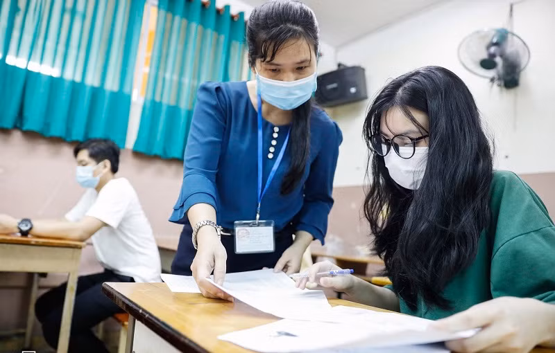 Giám thị hướng dẫn thí sinh tham dự Kỳ thi tốt nghiệp THPT 2021 hoàn thành thủ tục, giấy tờ trước khi làm bài. Ảnh minh họa