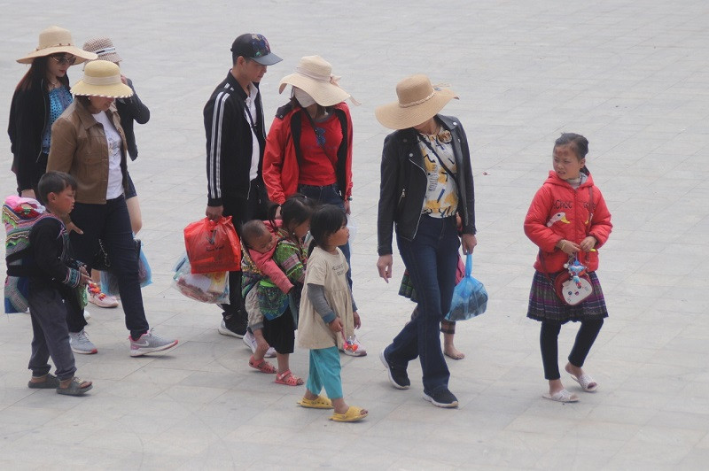 Những em nhỏ dắt díu nhau, lang thang theo du khách bán hàng ở trung tâm thị xã Sa Pa.