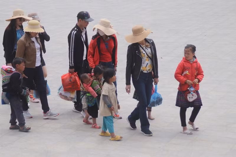 Những em nhỏ dắt díu nhau, lang thang theo du khách bán hàng ở trung tâm thị xã Sa Pa.