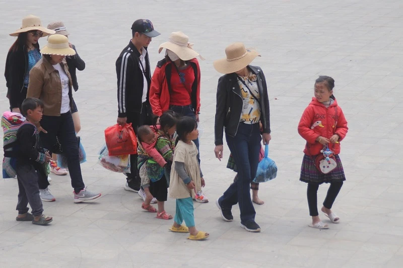 Những em nhỏ dắt díu nhau, lang thang theo du khách bán hàng ở trung tâm thị xã Sa Pa.