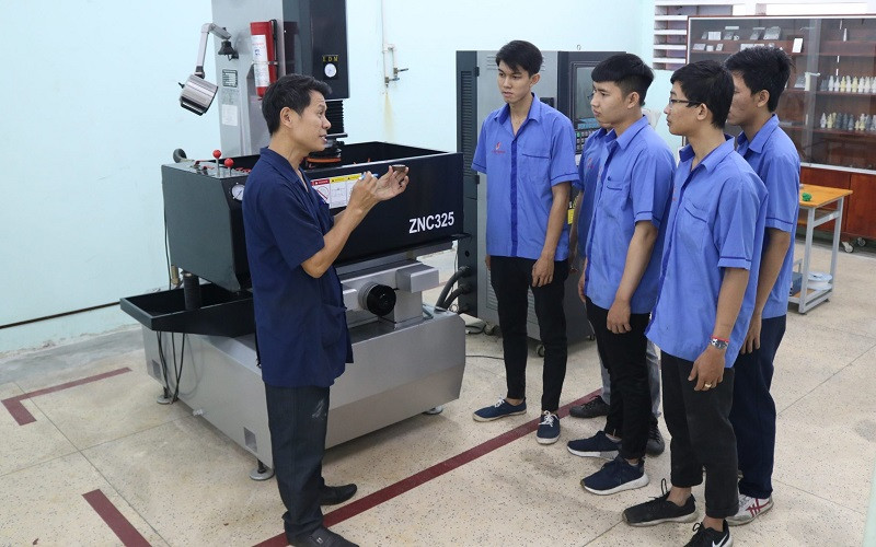 Nhờ chính sách miễn giảm học phí đã thu hút nhiều học sinh sau tốt nghiệp THCS đi học nghề ở các trường trung cấp, cao đẳng.