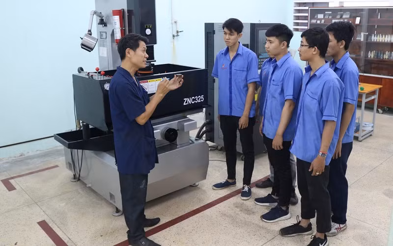 Nhờ chính sách miễn giảm học phí đã thu hút nhiều học sinh sau tốt nghiệp THCS đi học nghề ở các trường trung cấp, cao đẳng.