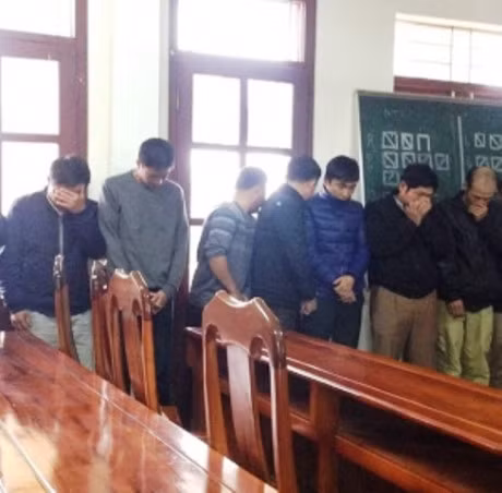 Bat giu 9 can bo truyen tai dien danh bac tai tru so - Anh 1