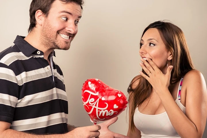 Chi tiền triệu thuê bạn trai đi chơi Valentine để "dằn mặt" người theo đuổi