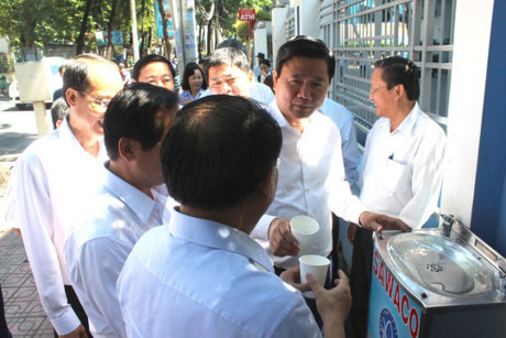 Bí thư Đinh La Thăng uống nước tại vòi công cộng - Ảnh 2 Bi thu Dinh La Thang uong nuoc tai voi cong cong - Anh 2