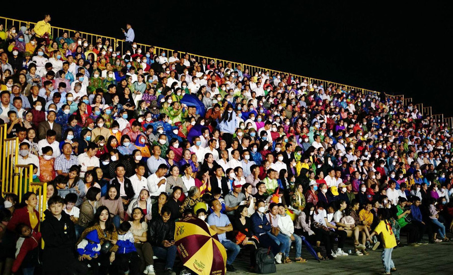 Nhân dân đã chứng kiến màn sử thi nghệ thuật mang chủ đề “Bình minh đang lên”.