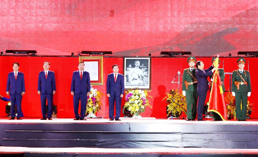 Phó Thủ tướng Chính phủ Lê Văn Thành gắn Huân chương Lao động hạng Nhất (lần thứ 3) lên lá cờ truyền thống của TP. Phổ Yên.