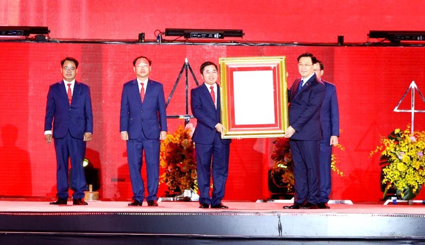 Chủ tịch Quốc hội Vương Đình Huệ trao Nghị quyết của Ủy ban Thường vụ Quốc hội về việc thành lập TP. Phổ Yên trực thuộc tỉnh cho lãnh đạo thành phố.