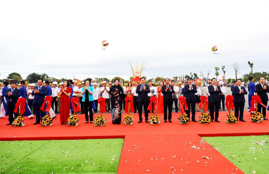 Chủ tịch Quốc hội Vương Đình Huệ cùng các đại biểu cắt băng khánh thành đường Vạn Xuân.