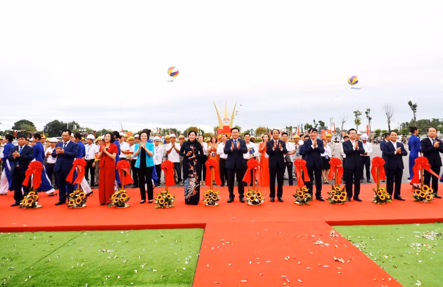 Chủ tịch Quốc hội Vương Đình Huệ cùng các đại biểu cắt băng khánh thành đường Vạn Xuân.